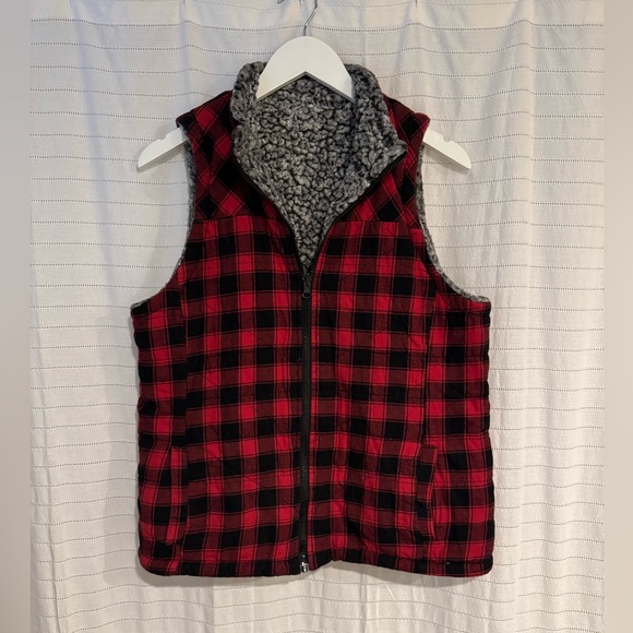 Reversible Red and Black Buffalo Plaid Sherpa Vest Size Medium - Picture 3 of 8